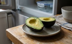 Avocat coupé : comment éviter qu’il noircisse au réfrigérateur ?