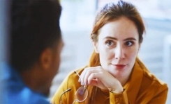 Regard droit dans les yeux : ce que révèle vraiment ce geste selon la psychologie