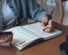 Ecrire encore à la main dans son agenda : ce que cette habitude peut révéler