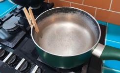 Une pince à linge sur le bord de la casserole : une astuce simple pour éviter les débordements