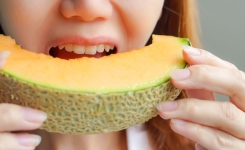 Boire de l’eau après avoir mangé du melon : faut-il vraiment éviter ?