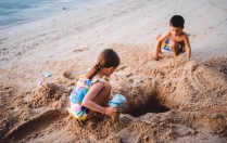 Peut-on laisser ses enfants jouer dans un trou creusé dans le sable ?