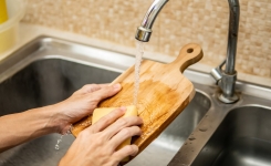 Nettoyer une planche à découper en bois : la méthode simple pour une hygiène parfaite
