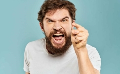 Pourquoi un narcissique se met en colère face à une simple question