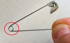 À quoi sert le petit trou sur l’épingle à nourrice ? Une astuce méconnue !