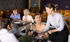 Les personnes qui aident les serveurs à débarrasser la table au restaurant présentent ces 3 traits de personnalité selon les psys Les personnes qui aident les serveurs à débarrasser la table au restaurant présentent ces 3 traits de personnalité selon les psys