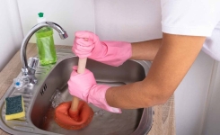 Lavabo bouché : à faire AVANT d’appeler un plombier