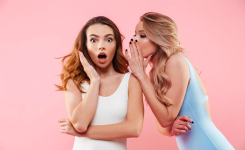 Les personnes qui jugent sans arrêt partagent 4 fragilités psychologiques bien connues