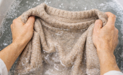 Pull feutré après lavage ? L’astuce simple avec un après-shampoing pour le récupérer