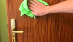 🚪✨ Redonnez vie à vos portes en bois avec une astuce naturelle