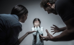 Grandir avec des parents toxiques : 3 conséquences qui peuvent marquer toute une vie