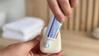 Du dentifrice sur un savon : pourquoi cette astuce fait autant parler à la maison