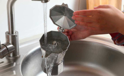 L’astuce simple qui a redonné tout son éclat à ma cafetière moka