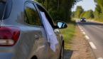 Le drap blanc accroché à la vitre d'une voiture : que signifie-t-il ?