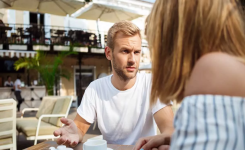 Face à quelqu’un qui vous rabaisse, dites ces 5 phrases qui imposent le respect