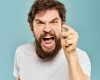 Pourquoi un narcissique se met en colère face à une simple question