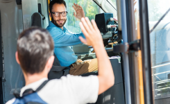 Pourquoi certaines personnes remercient-elles le chauffeur de bus en descendant ?