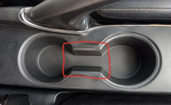 À quoi sert cet étrange espace entre les porte-gobelets de voiture ?