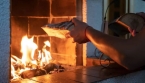Comment faire durer un feu de cheminée plus longtemps ?
