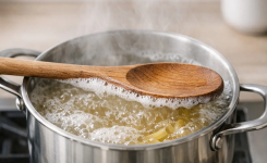 Cuisine : la cuillère en bois peut-elle éviter les débordements ?