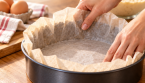 L’astuce toute simple pour que le papier cuisson reste enfin en place dans le moule