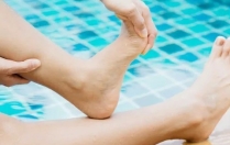 Les crampes pendant la baignade : pourquoi surviennent-elles et comment réagir ?
