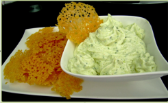 Crème de courgette et tuiles de parmesan : l’amuse-bouche simple et élégant