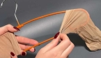 Mettez une chaussette sur un cintre : cette astuce simplifie le dépoussiérage des endroits difficiles
