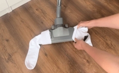 L’astuce de grand-mère : mettre une chaussette sur l’aspirateur pour gagner du temps