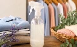 Spray maison 2-en-1 : pour défroisser les vêtements et réduire l’électricité statique