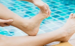 Les crampes pendant la baignade : pourquoi surviennent-elles et comment réagir ?