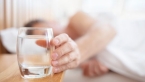 Pourquoi faut-il poser un verre d’eau sur la table de nuit ?