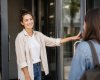 Les personnes qui tiennent la porte aux inconnus partagent souvent ces traits de personnalité