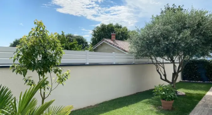 une clôture sépare deux propriétés 