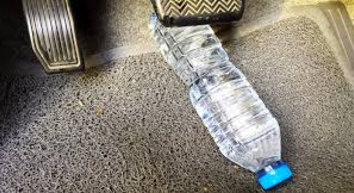 une bouteille d’eau traîner dans la voiture