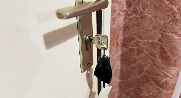 mettre la clé dans la porte avant d’aller se coucher