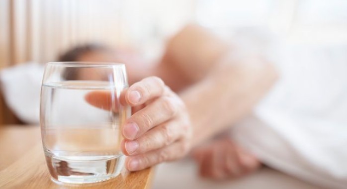 Pourquoi faut-il poser un verre d’eau sur la table de nuit ?