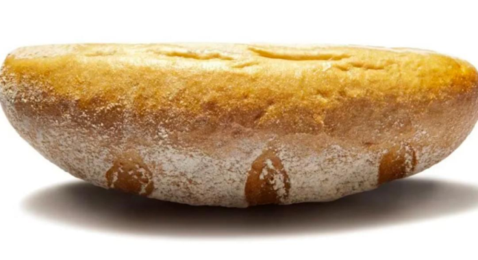 poser le pain à l’envers sur la table