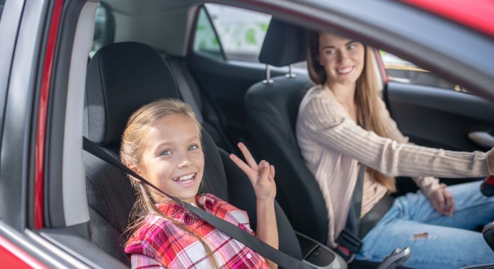 À quel âge ou taille un enfant peut monter à l’avant d’une voiture ?